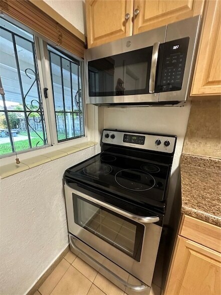 Building Photo - 200 W 53rd Terrace