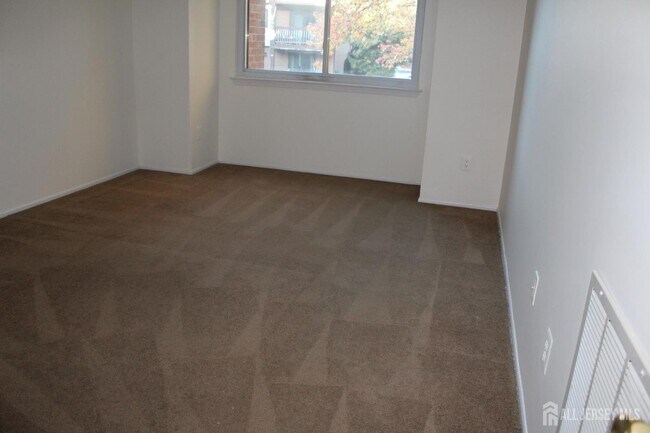 Building Photo - 820 Edison Glen Terrace