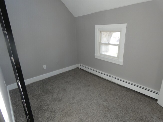 Building Photo - 98 Maple St