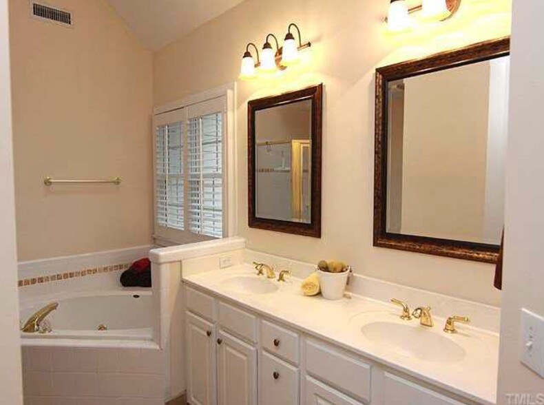 Master bathroom - 101 Caymus Ct