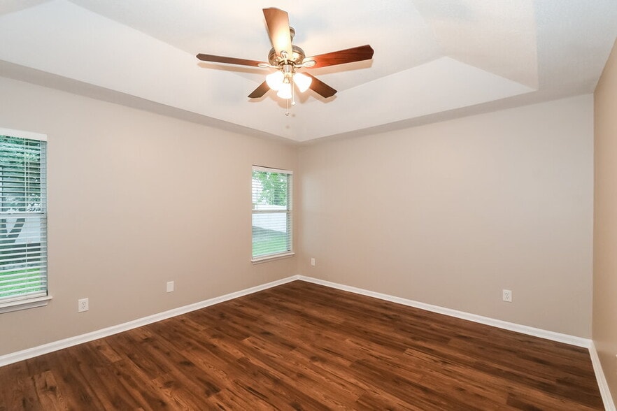 Building Photo - 3701 Woodbriar Dr