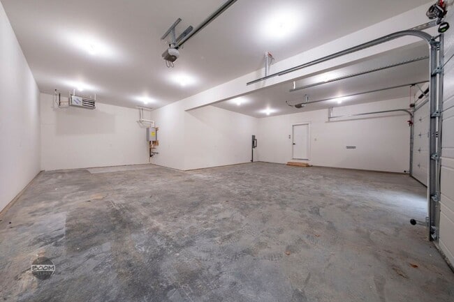 Building Photo - NEW CONSTRUCTION HOME WITH A 4 CAR GARAGE!!