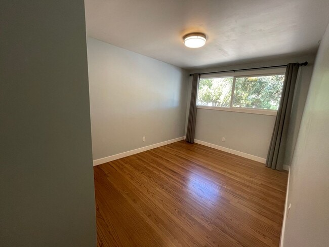 Building Photo - 4 Bedrooms in College Greens