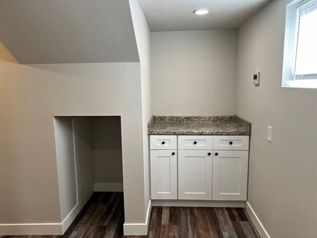 Building Photo - 3Bd/2Ba Two Story House - Available Now!