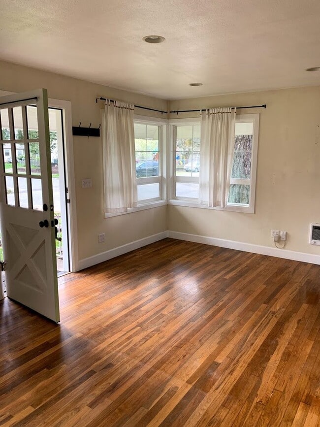Building Photo - Montavilla 2bd remodeled bungalow. Large k...