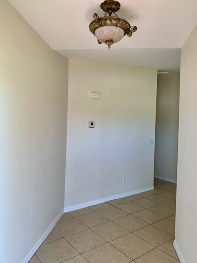 Building Photo - Priced to Rent 3/2