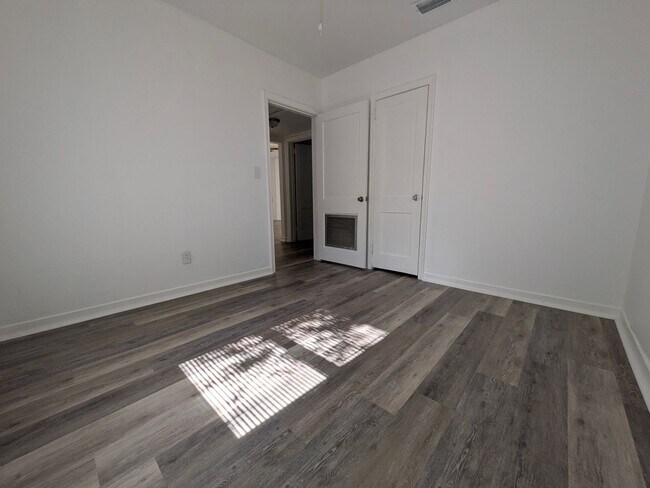 Building Photo - Newly Renovated 2BR/1BA | Jacksonville 32205
