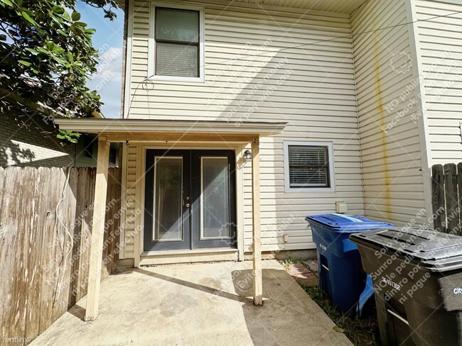 Building Photo - 2 br, 1.5 bath 4plex - 1026 Fabulous Dr D D