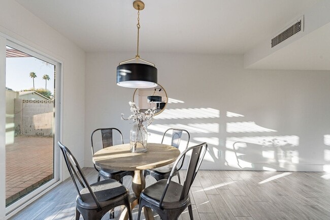 Building Photo - Gated community townhome- fully updated!