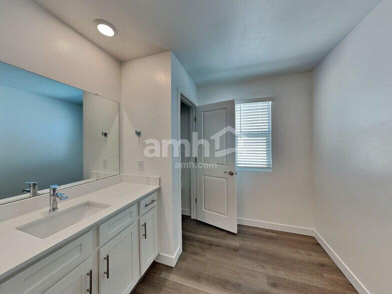 Building Photo - 6483 E Paseo Alga