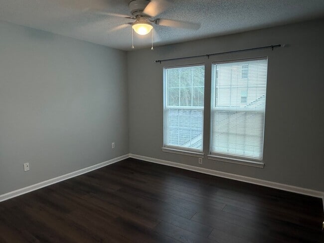Building Photo - Beautifully renovated 3-bedroom, 2-bath condo located in Estates at Westbury
