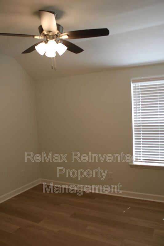 Building Photo - 921 Holbrook Dr