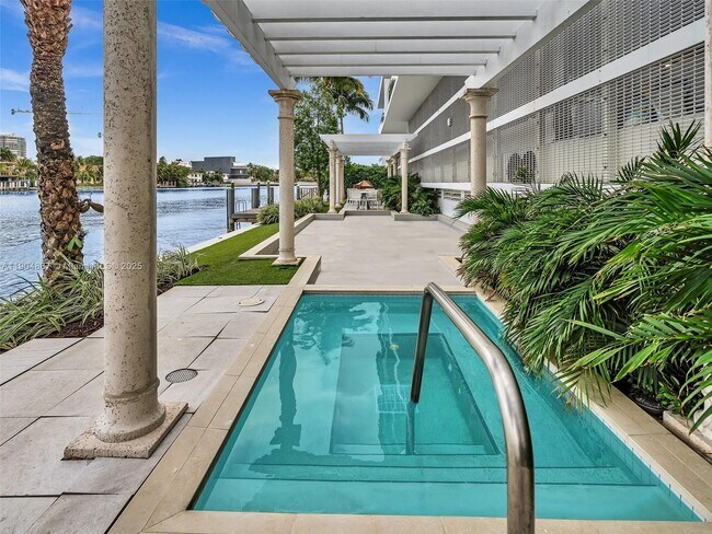 Building Photo - 9821 E Bay Harbor Dr