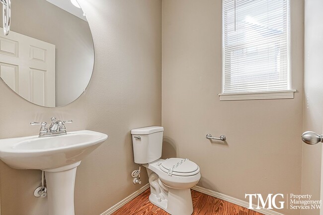 Building Photo - Gorgeous Two Bedroom Townhome in Hillsboro!