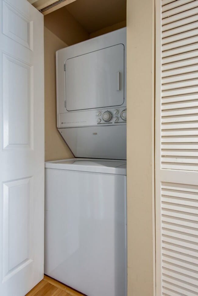 Building Photo - Two Bedroom Condo With Office in Green Hills