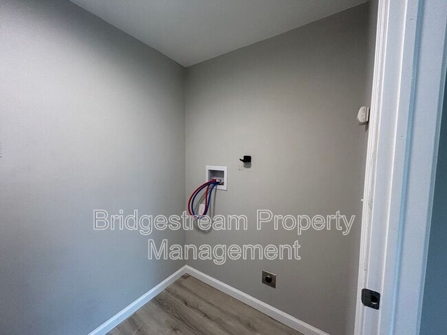 Building Photo - 1834 Roslyn Ave