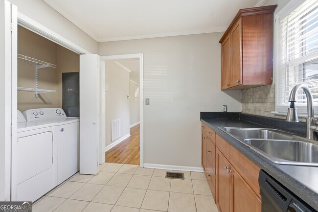 Building Photo - 1003 Valley Dr