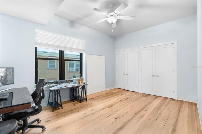 Building Photo - 400 4th Ave S