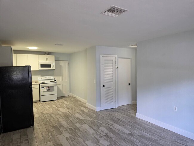 Building Photo - 2205 S Park Ave