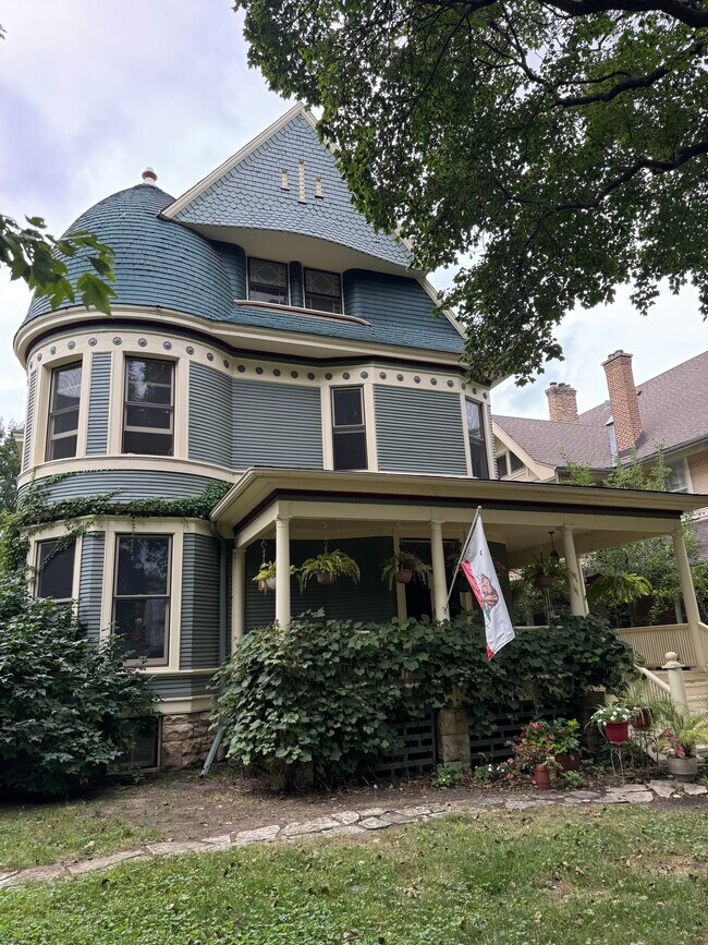 Building Photo - 1232 Hinman Ave