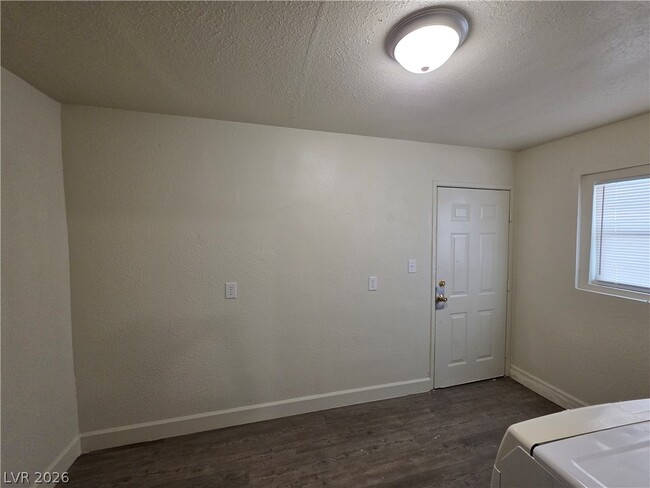 Building Photo - 1590 Mustang Dr