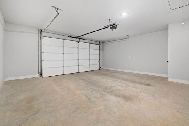 Building Photo - 913 NE Hts Ln