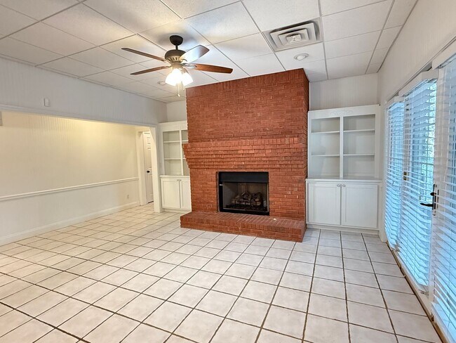 Building Photo - This beautiful brick home is located in Villa Rica and includes 6 bedrooms and 4.5 bath!
