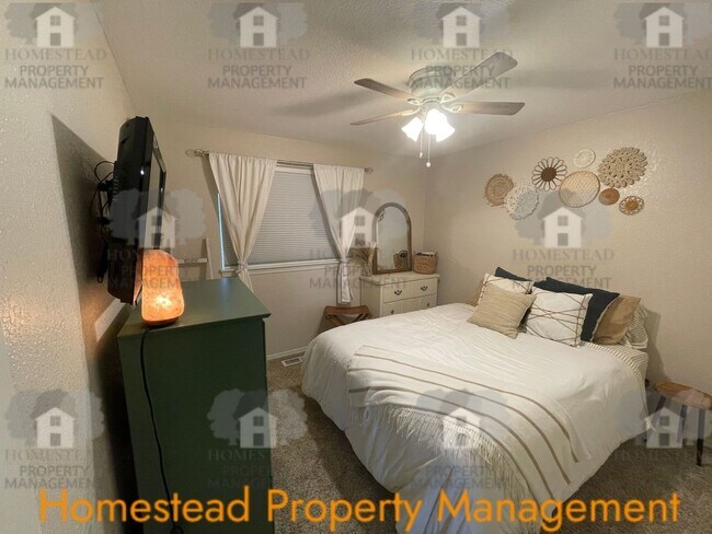 Building Photo - South Salem home with a view!