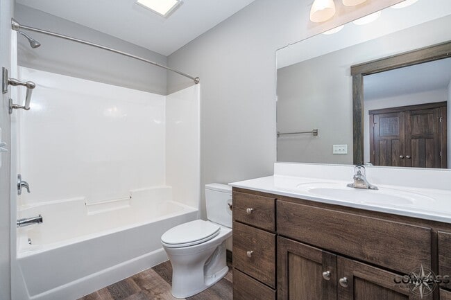 Building Photo - SPACIOUS AND MODERN TOWNHOME