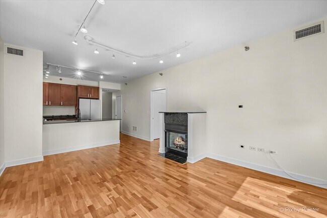 Building Photo - 744 N Clark St
