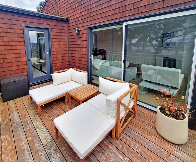 Building Photo - One bedroom top floor corner unit condo with gorgeous view for rent!
