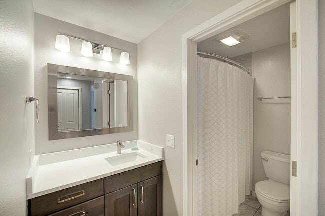Building Photo - 2Bd/1.75Ba Kirkland Townhouse