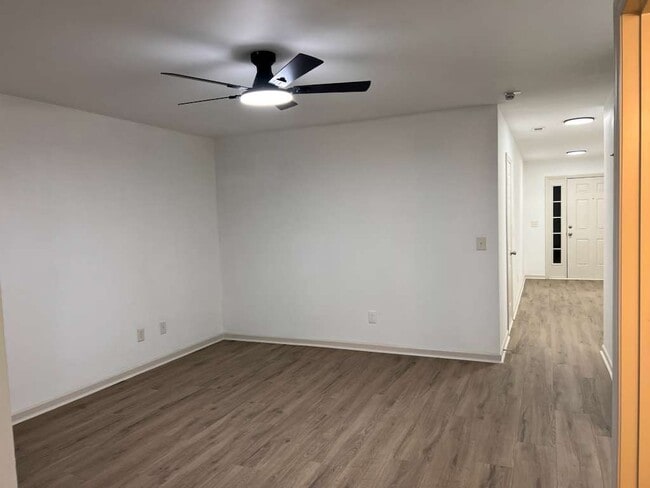 Building Photo - 132 Darley Dale Loop