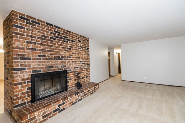 Building Photo - Immaculately maintained 3-bdr/1.5-bath ran...
