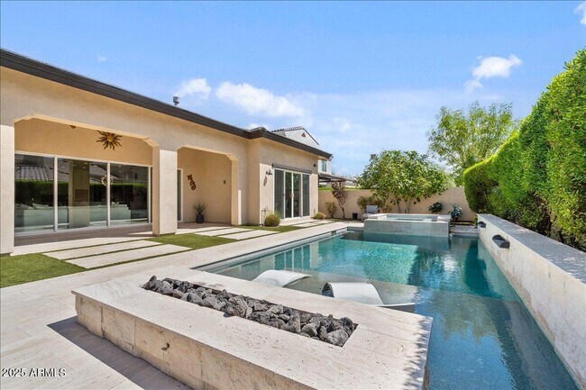 Building Photo - 5543 E Beryl Ave