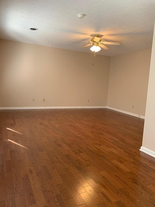 Building Photo - 3499 Lakeside Ct