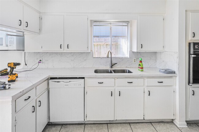 Building Photo - 2719 Meadow Ln