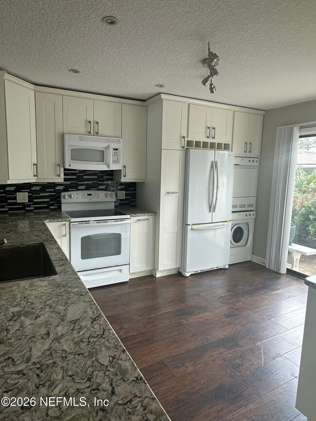 Building Photo - 7867 Bahia Vista Ct