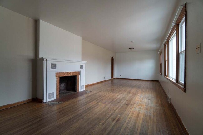 Building Photo - 2503 Iowa St