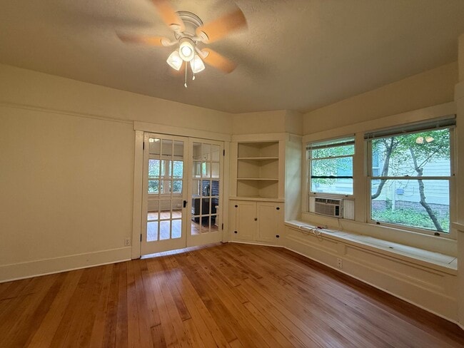 Building Photo - Charming, One bedroom duplex in Prime Ashland location | Available Now!