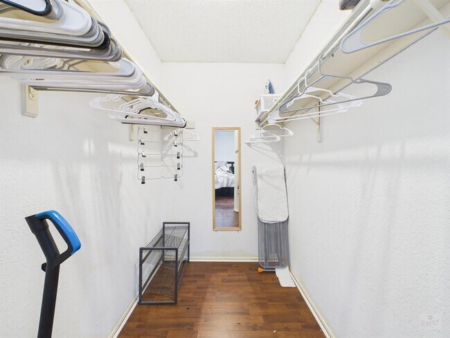 Building Photo - 806 W 24th St