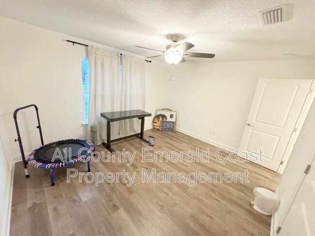 Building Photo - 481 Kelly St