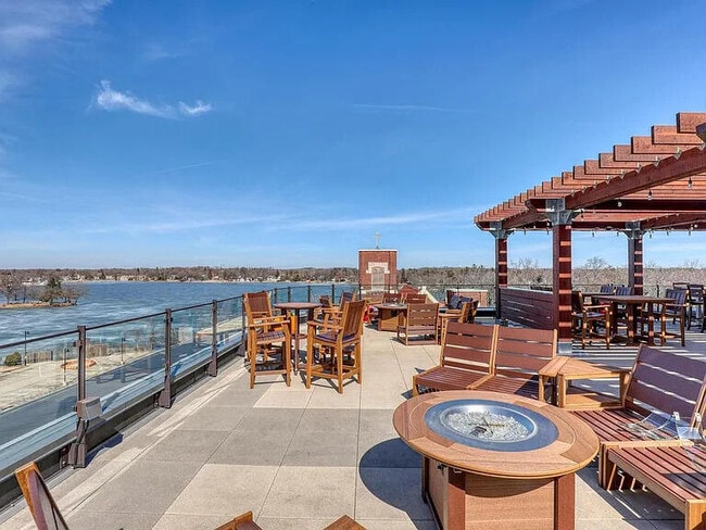 Building Photo - 215 E Pleasant St