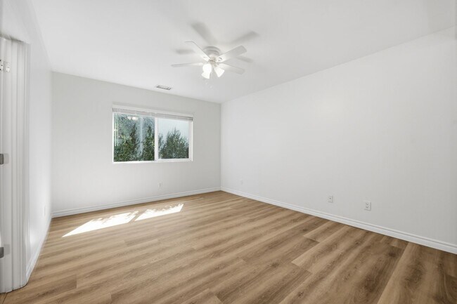 Building Photo - Spacious private backyard!