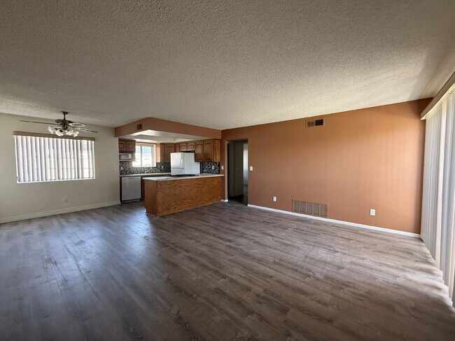 Building Photo - New Flooring, no carpet. 2bed 2bath Gated Community with a Swimming Pool