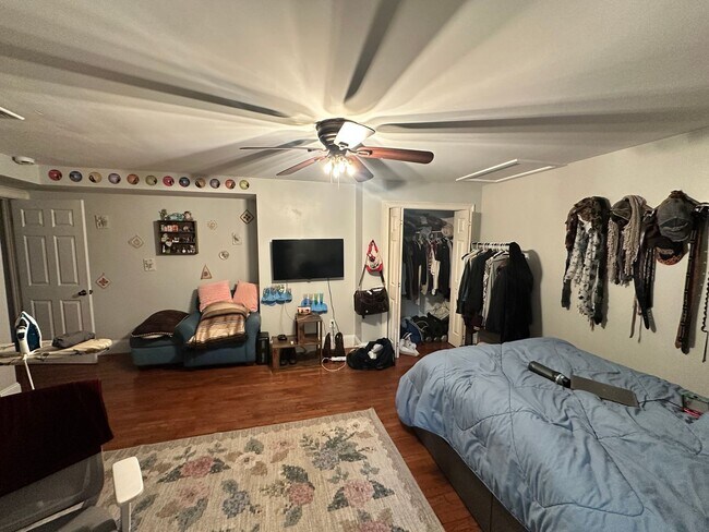 Building Photo - Charming 4 Bedroom-No Broker Fee