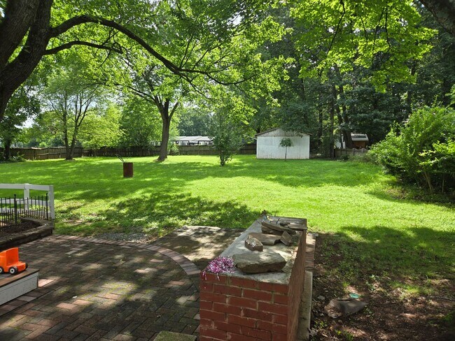 Building Photo - Charming One-Level Retreat with Wraparound...