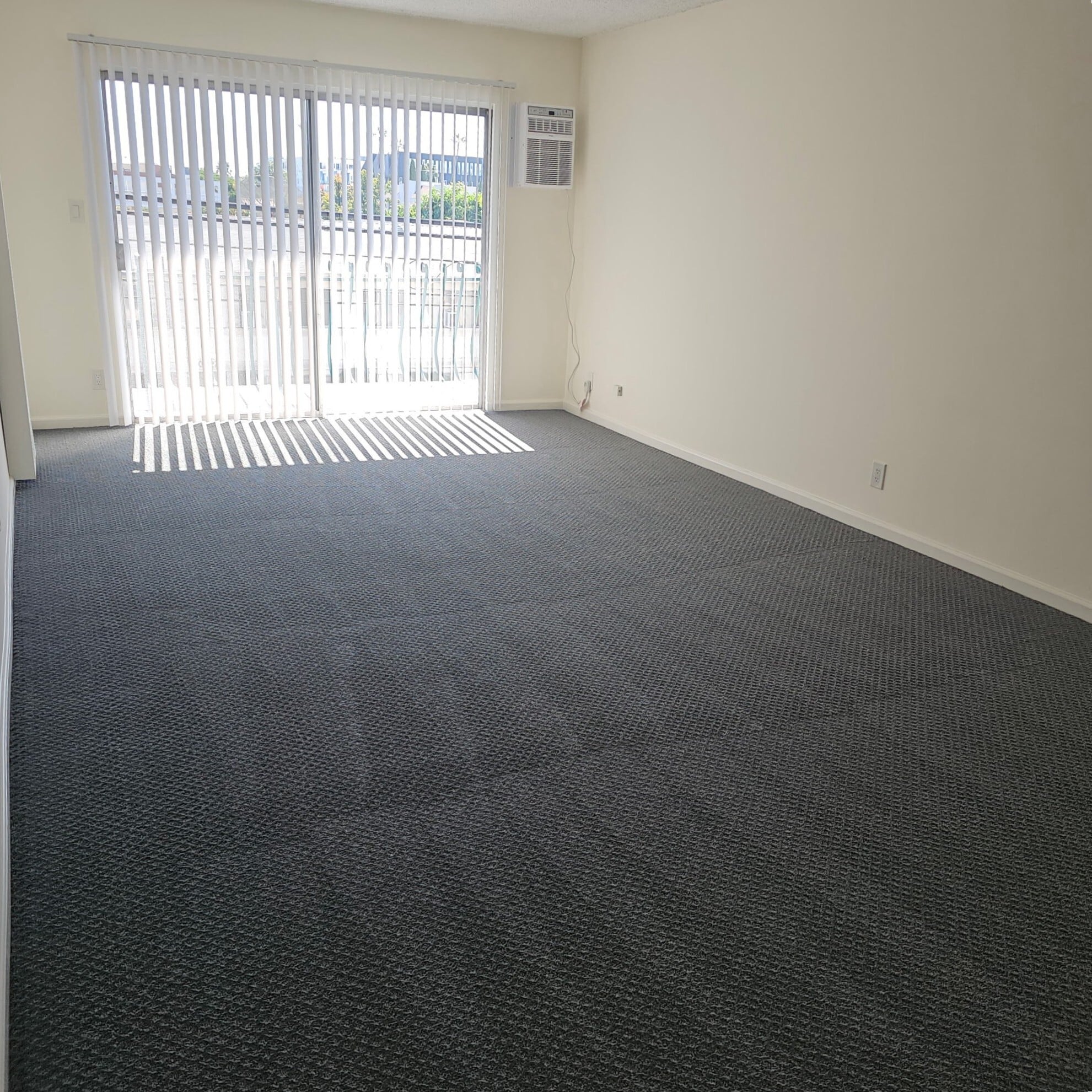 Building Photo - 10527 Palms Blvd