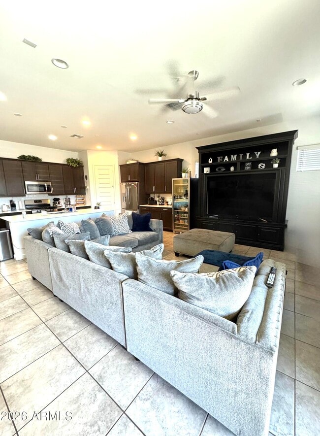 Building Photo - 9221 W Glenrosa Ave