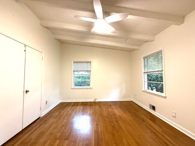 Building Photo - Vintage ranch with loads of charm!